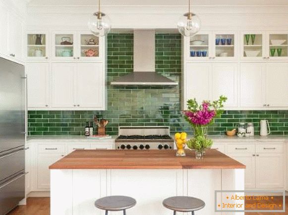 Tablier vert pour la cuisine blanche - photo de carreaux rectangulaires