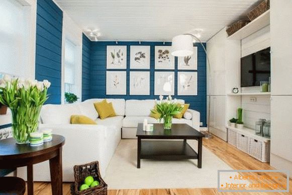 Canapé blanc à l'intérieur avec papier peint bleu et plancher en bois