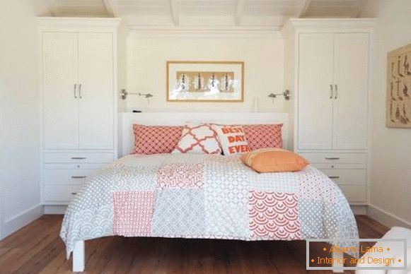 Mobilier de chambre blanc avec décor rouge et beige