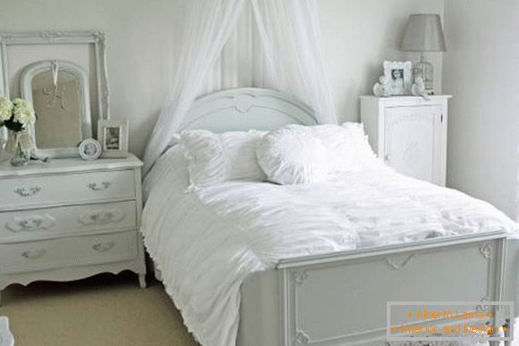 Chambre romantique avec lit blanc et décor