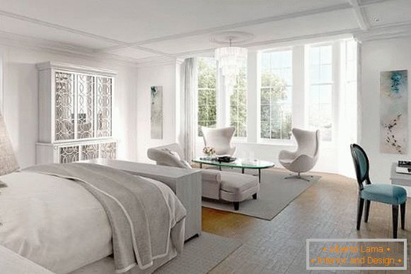 Chambre grise blanche avec de beaux meubles