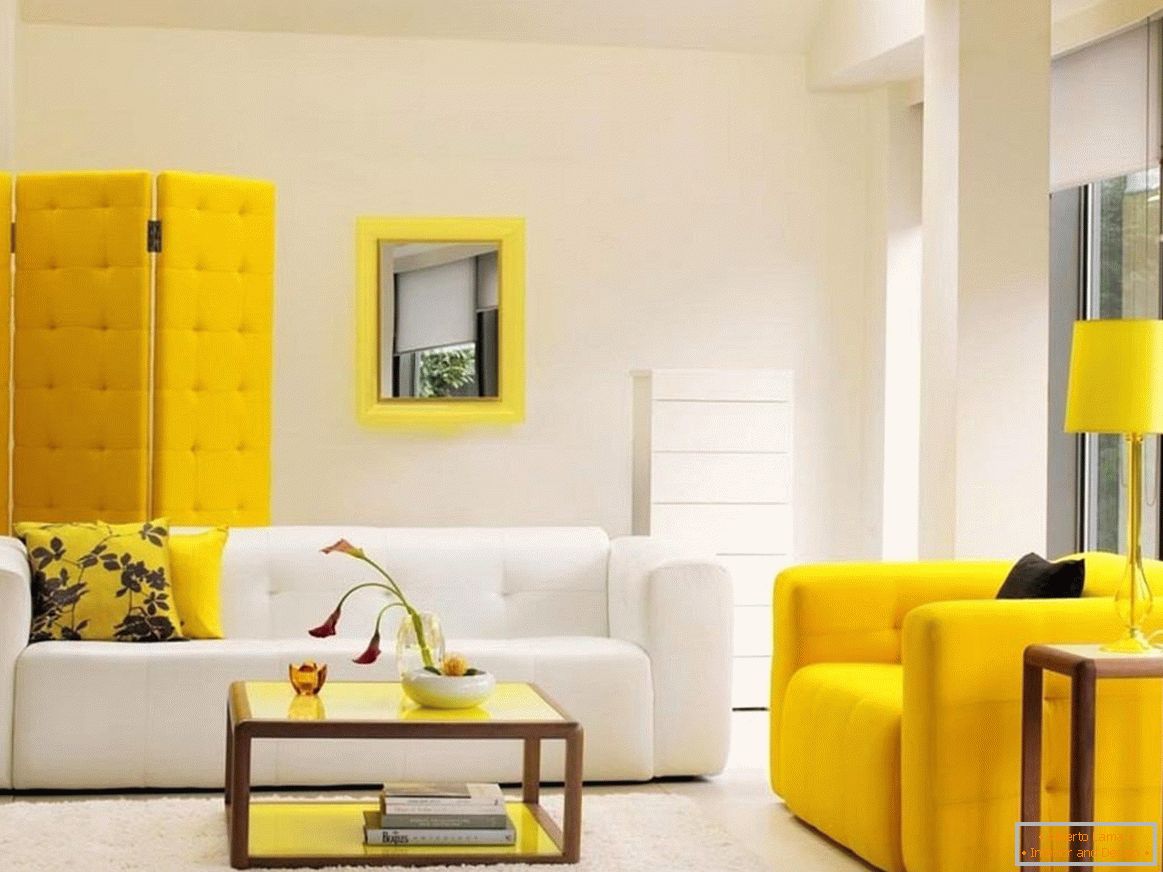 La combinaison de meubles blancs et jaunes à l'intérieur