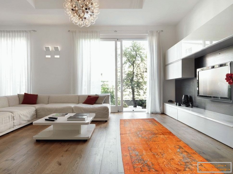 Tapis orange en combinaison avec des meubles et des murs blancs