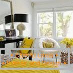 Chambre blanche avec décor jaune
