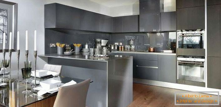Style minimalisme à l'intérieur d'une grande cuisine. La zone de travail est grise.