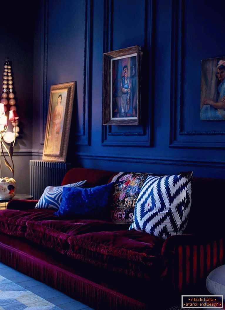 Le canapé bordeaux sur fond de murs bleu foncé