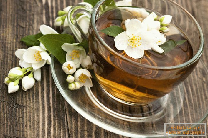 L'histoire de la popularité du thé au jasmin est associée aux guérisseurs chinois qui ont affirmé que le jasmin avait les propriétés d'un aphrodisiaque, aidant les femmes à devenir désirables. 