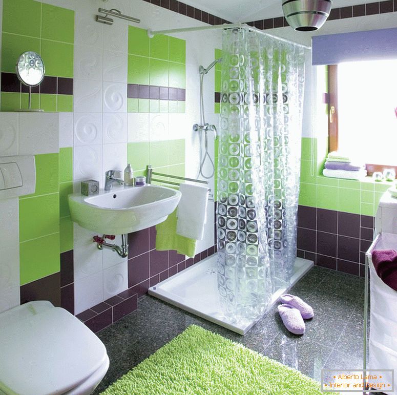 Petite salle de bain aux couleurs vives