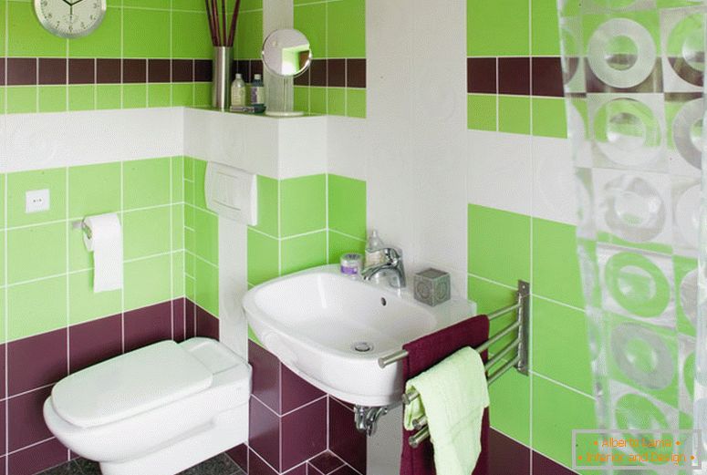 Petite salle de bain aux couleurs vives