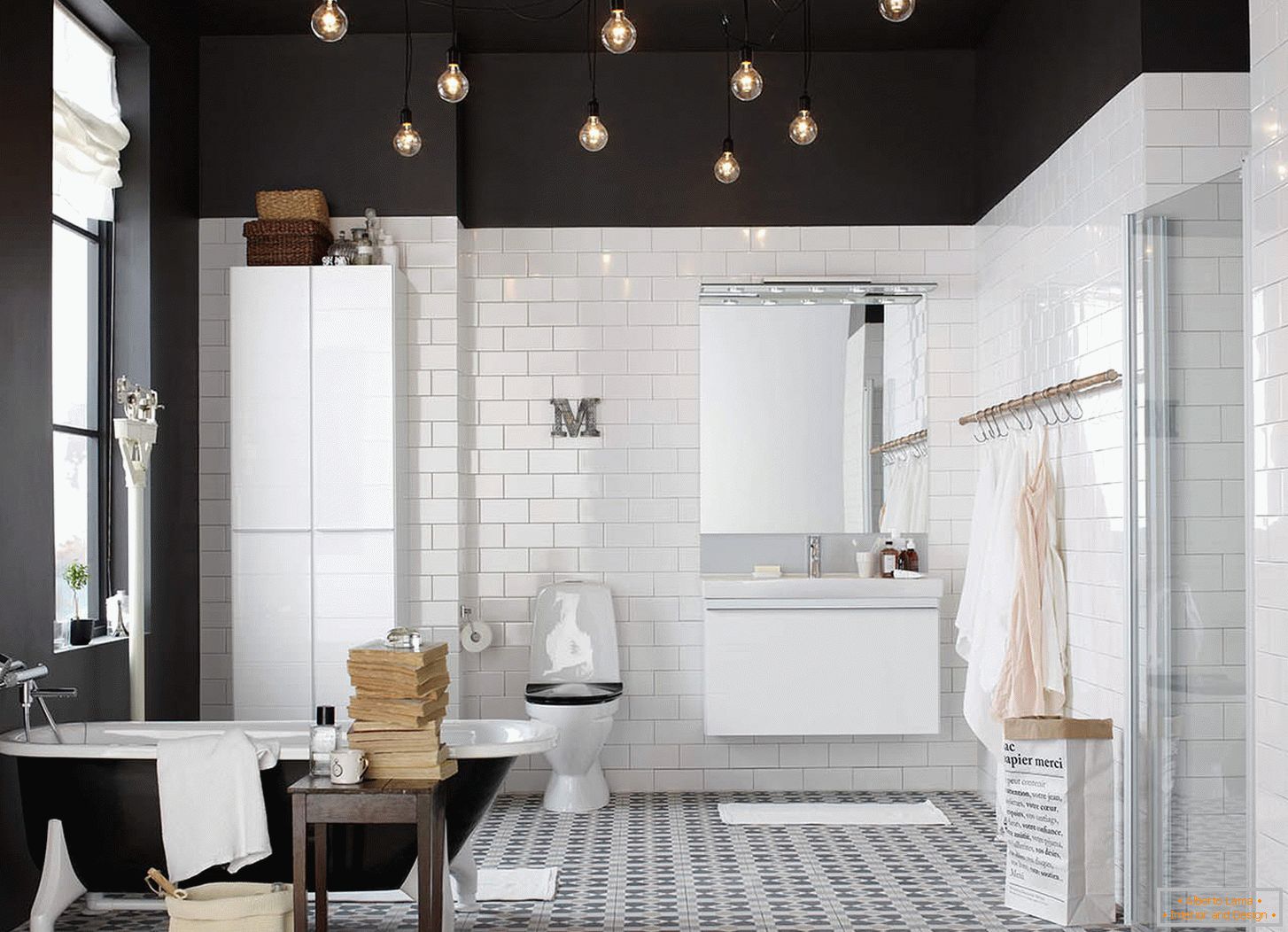 Plafond noir avec éclairage dans la salle de bain