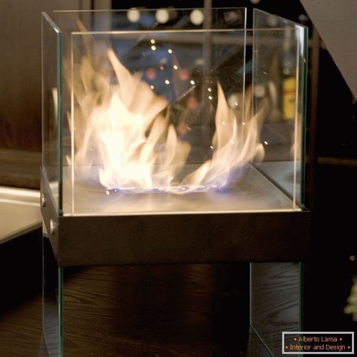 Les cheminées populaires d'aquariums réfractant la lumière du feu améliorent le jeu des temps forts. 