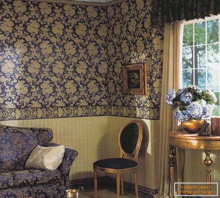 Bleu foncé dans le salon baroque. Le motif sur le papier peint fait écho à l'ornementation du tissu du canapé.