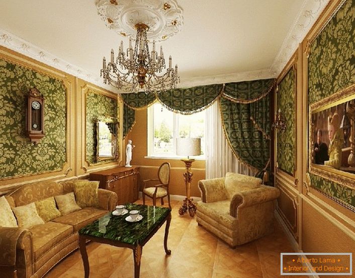 Papier peint vert foncé avec des motifs dorés - idéal pour un salon baroque.