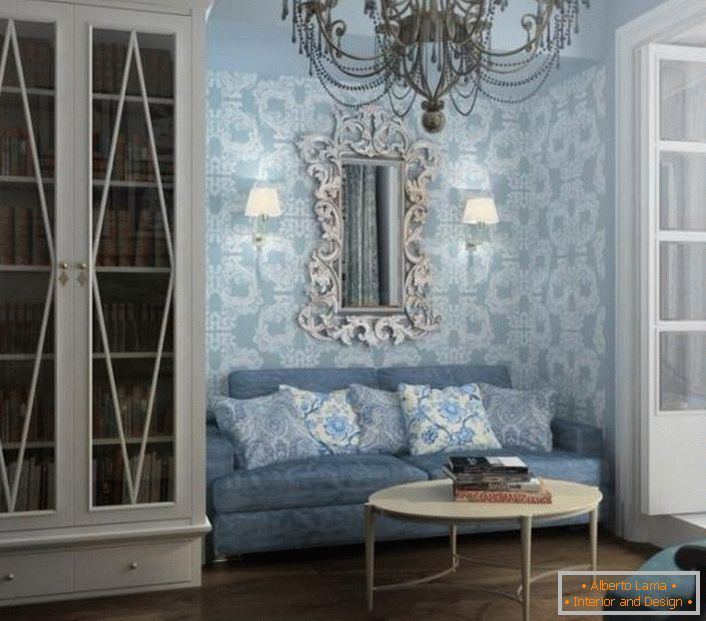 Chambre d'hôtes dans les tons bleus. La décoration murale est choisie conformément aux exigences du style baroque.