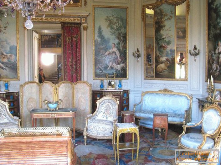 Papiers peints, imitant les peintures anciennes, dans une chambre d'hôtes de style baroque. 