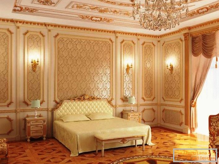 Les motifs dorés s'intègrent parfaitement dans la composition globale du style baroque. Une chambre élégante pour un couple.