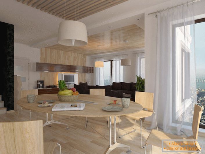 Les meubles et la décoration en bois clair naturel ont une apparence écologique dans la salle à manger. Les fenêtres panoramiques vous permettent de retrouver la nature.