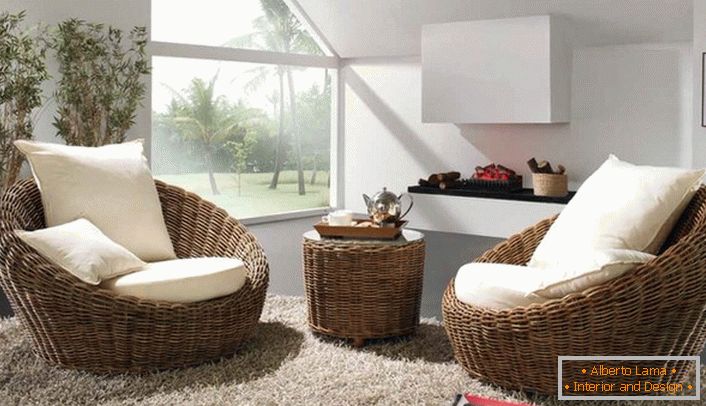 Les fauteuils volumineux en osier avec des oreillers moelleux blancs, complétés par un tapis avec une grande pile, seront la meilleure décoration de la chambre dans un style écologique.