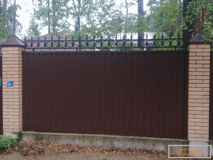 La clôture modulaire en carton ondulé est décorée avec des bords décoratifs, qui remplissent également certaines fonctions de sécurité. 