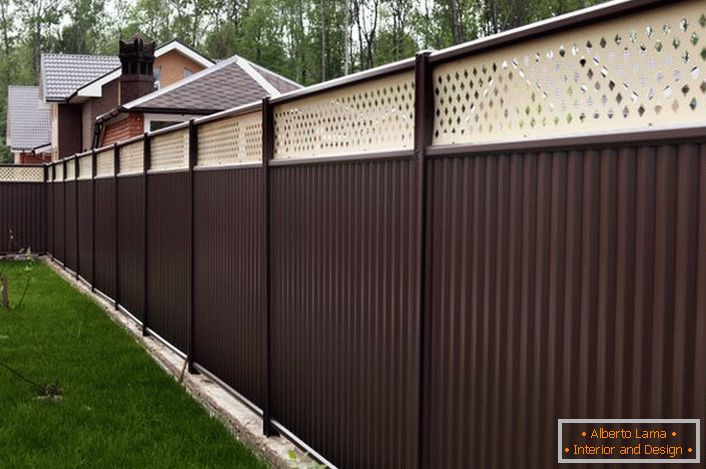 La clôture modulaire est attrayante non seulement pour son aspect agréable, elle est également pratique et fonctionnelle.
