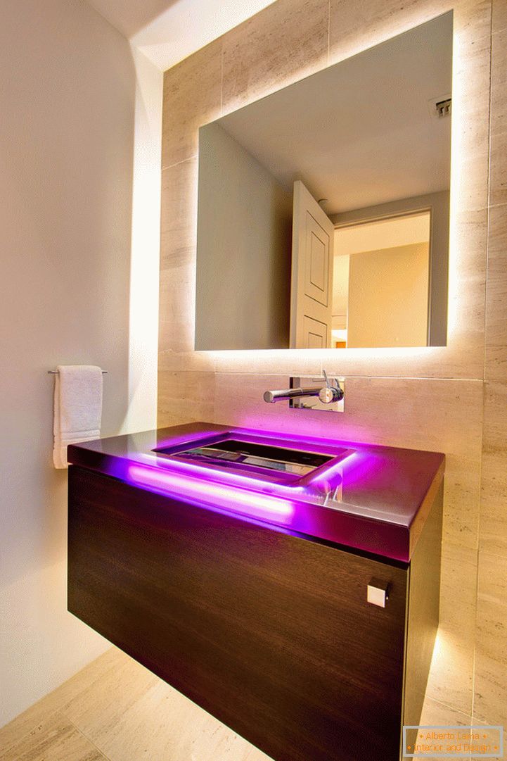 salle de bains-intérieur-led-lumière-mur-miroir-pour-moderne-salle de bains-combiné-avec-brun-contreplaqué-placage-flottant-vanité-armoire-avec-violet-led-évier-vanité-moderne-salle de bains-vanité- lumières-744x1117