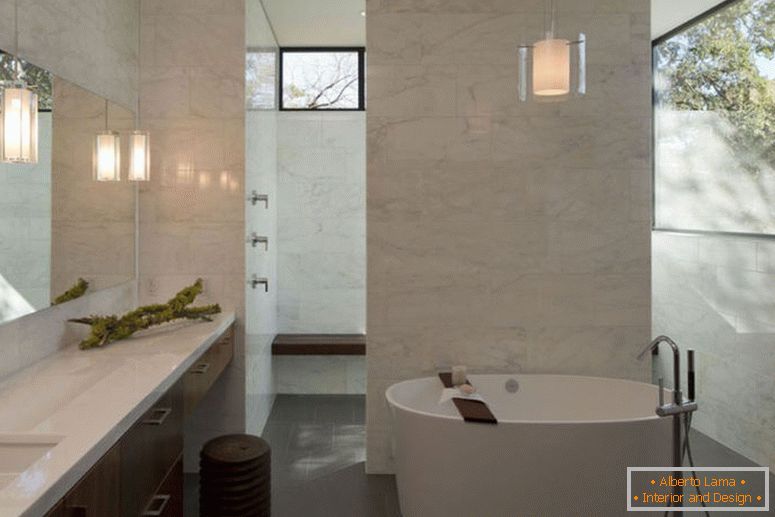 Élégant-marbre-salle de bains-pour-privée-paradis-aura-avec-bain-espace-rond-blanc-pendentif-lampe-dessus-aussi-près-miroir-comme-lavabo-lampes