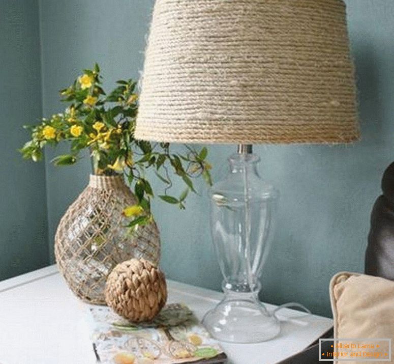 Vase, lampe et magazine sur la table