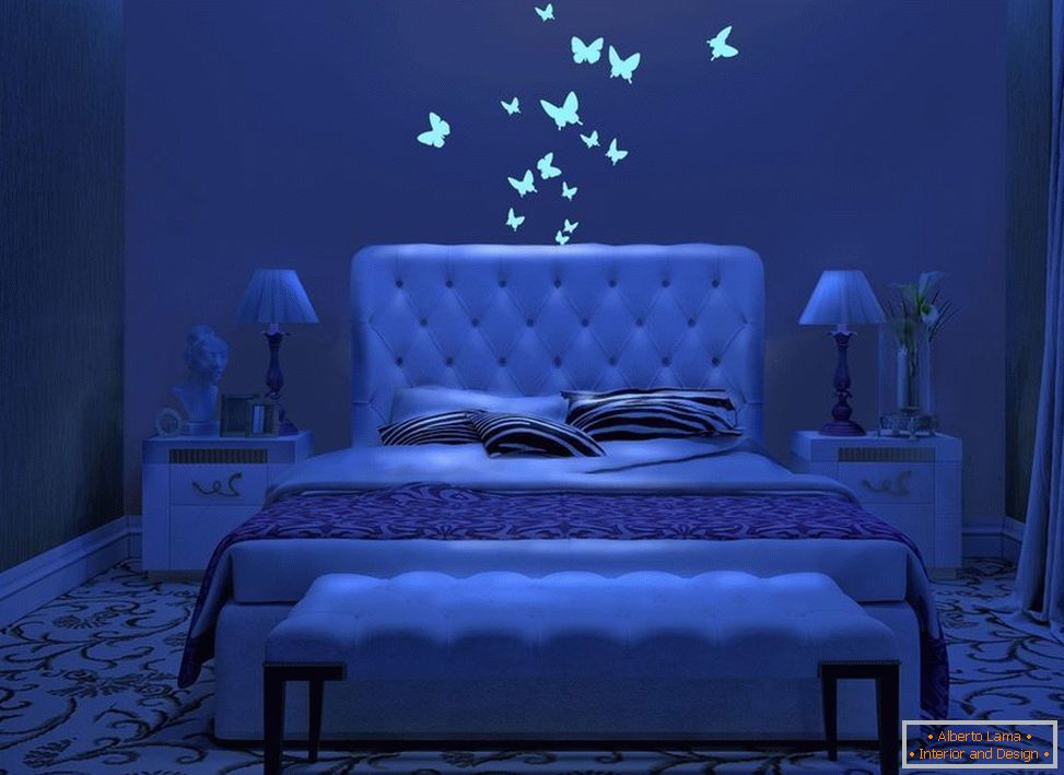 Des papillons lumineux à l'intérieur de la chambre