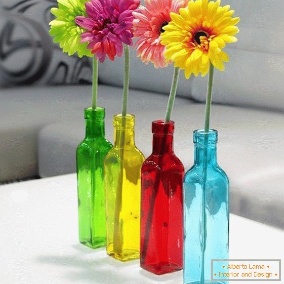 Bouteilles de fleurs en verre coloré