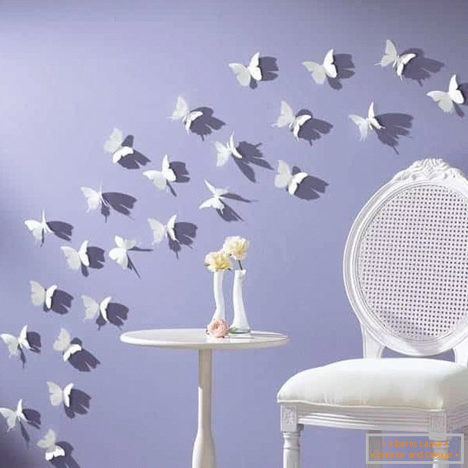Papillons blancs sur le mur