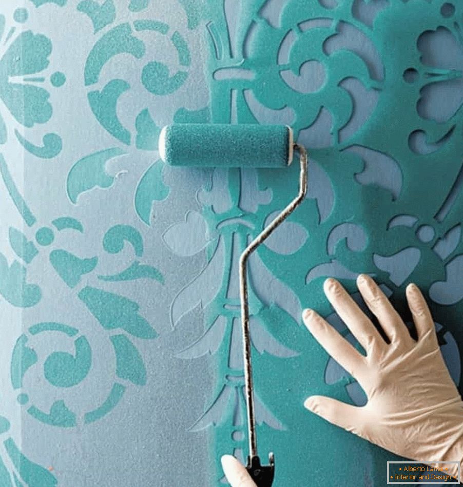 Coloration des murs avec un pochoir