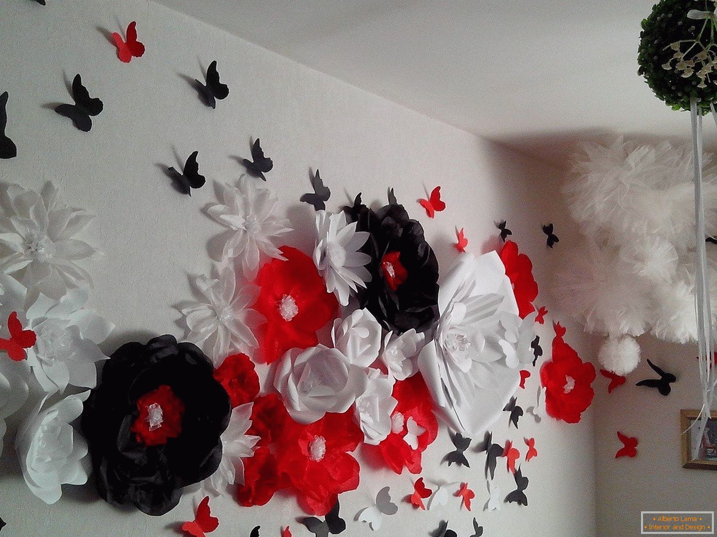Fleurs et papillons sur le mur