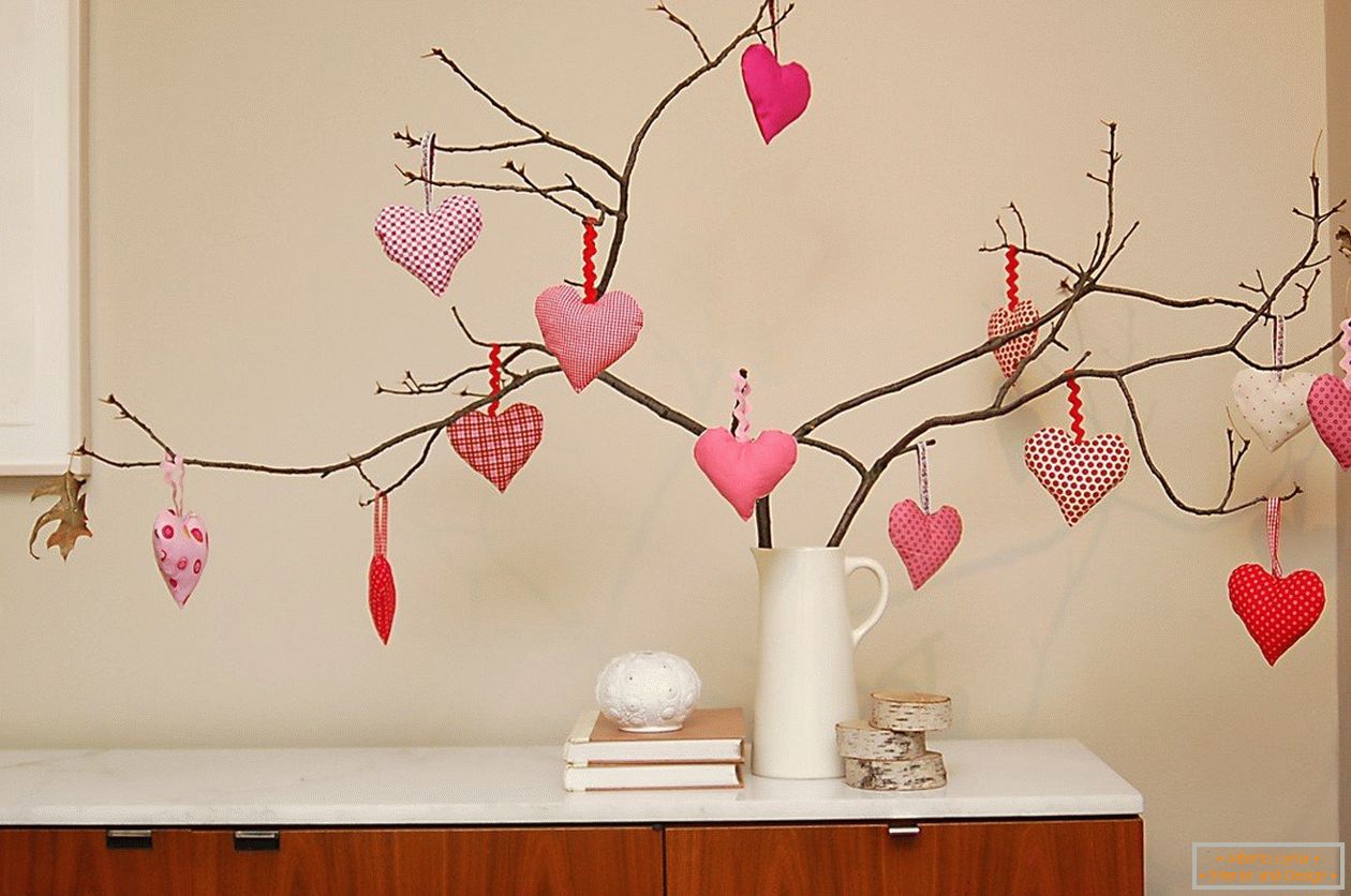 Branches d'arbres décorées de coeurs en feutre
