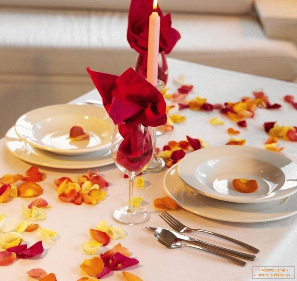 Décoration simple de la table avec des pétales de rose