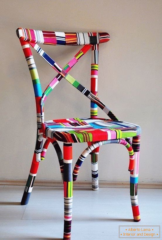 Collage d'une chaise avec des autocollants colorés