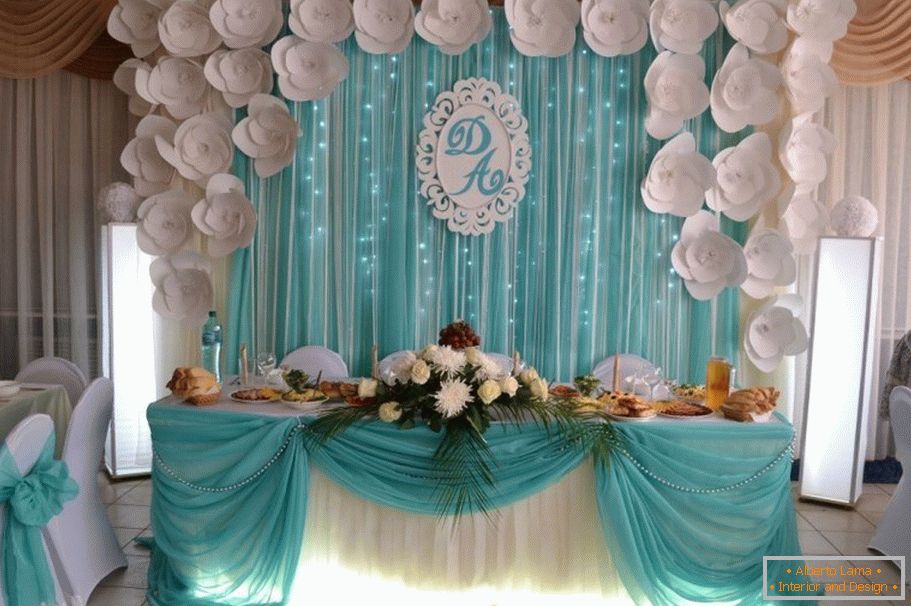 Couleurs blanches et turquoises dans la décoration de la salle de mariage