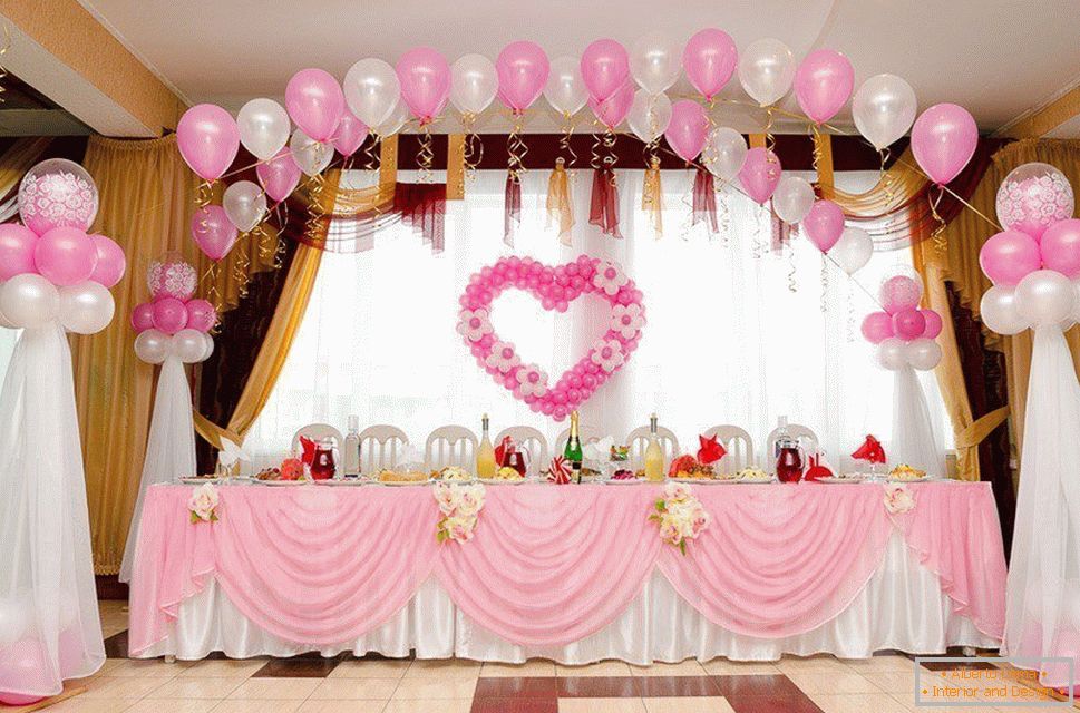 Décoration d'une salle de mariage avec des boules
