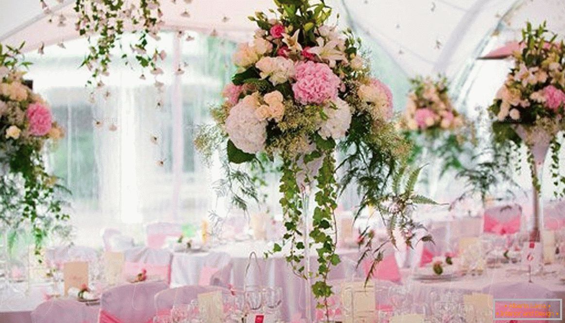 Décoration de la salle de mariage avec des fleurs fraîches