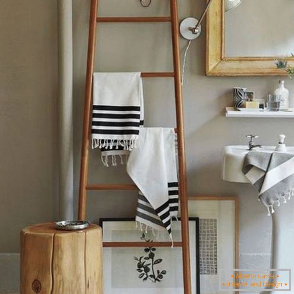 Décoration de salle de bain - porte-serviettes des escaliers