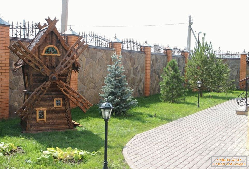 Moulin décoratif dans le style russe