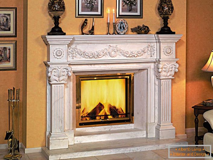 Une cheminée à gaz décorée à l'intérieur du style Art Nouveau crée une impression de feu à partir de bûches de bois. 