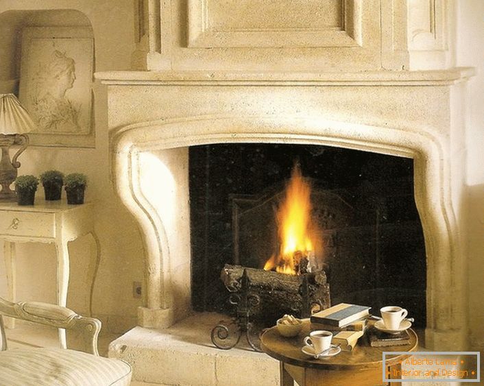 Un foyer au gaz complet comme projet de maison. Les bûches décoratives confèrent à la cheminée l'authenticité d'un feu de bois de chauffage.