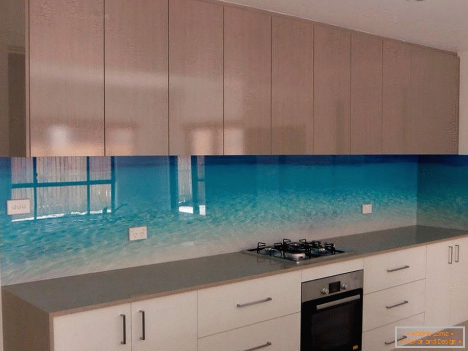 Panneau de verre sur tablier dans la cuisine