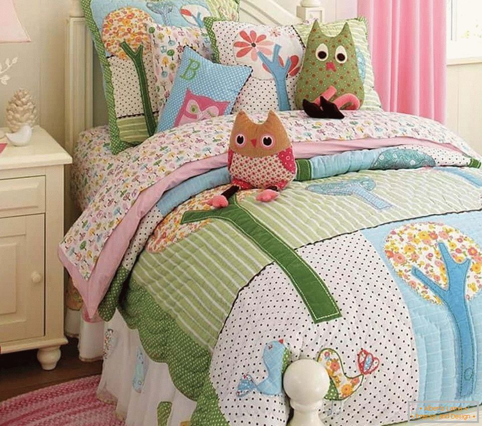 L'idée des oreillers décoratifs pour enfants dans la chambre