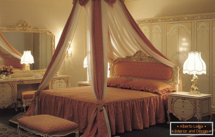 Baldachin sur le lit est considéré comme l'élément le plus inhabituel du décor de la chambre.