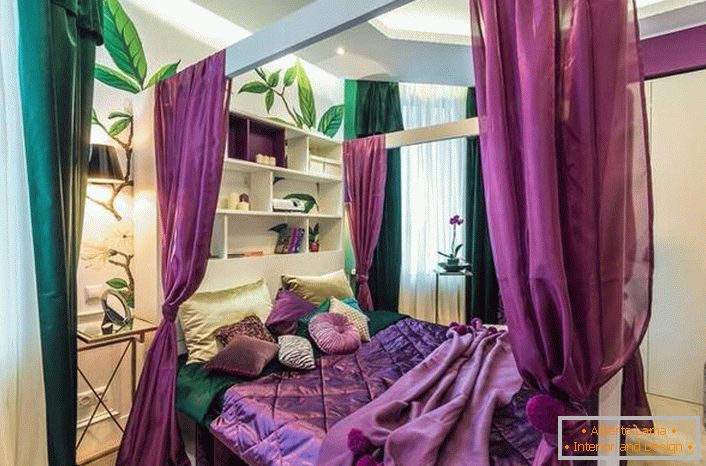 Avec un auvent sur le lit dans la chambre, vous pouvez créer une atmosphère plus intime et plus confortable.