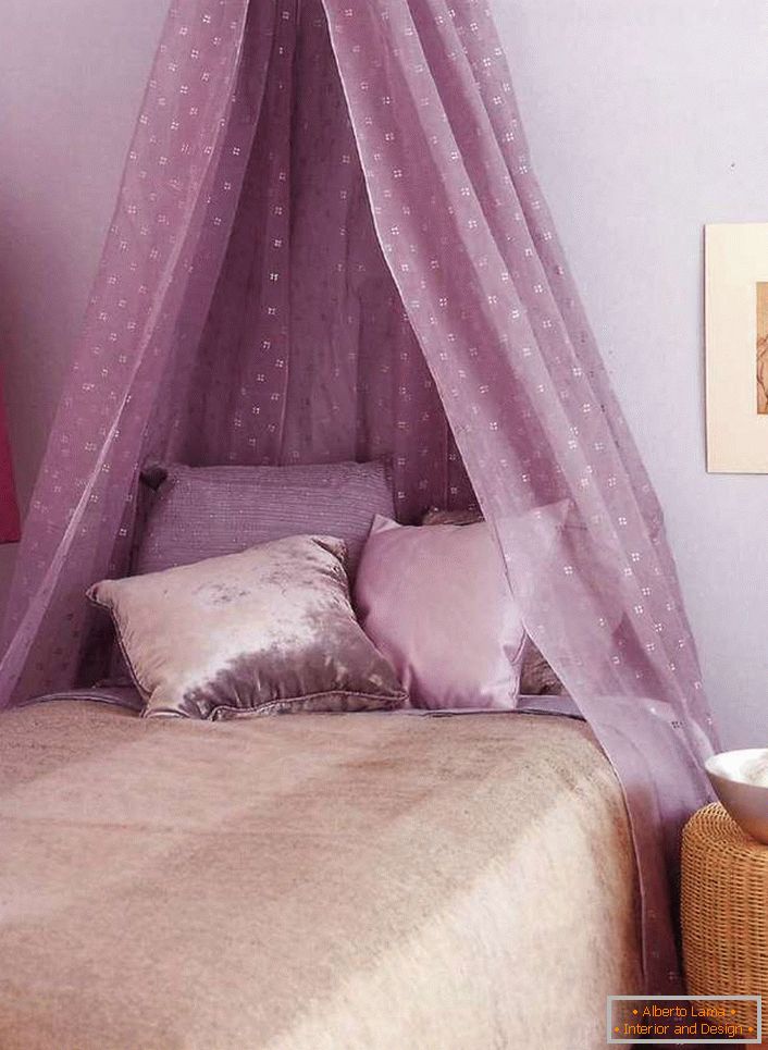 La lumière, la verrière de couleur violet clair rend la situation dans la chambre romantique et décontractée.