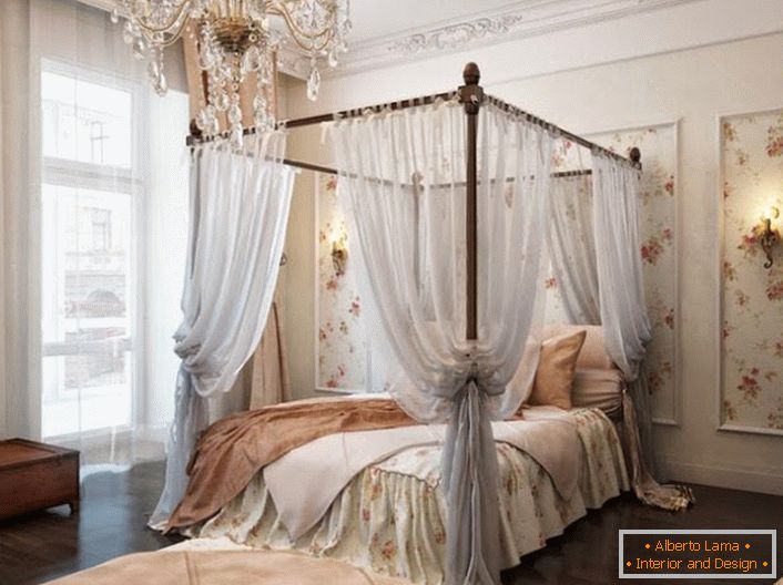 La chambre de style baroque est décorée d'un élégant baldaquin qui rend le repos encore plus relaxant. 