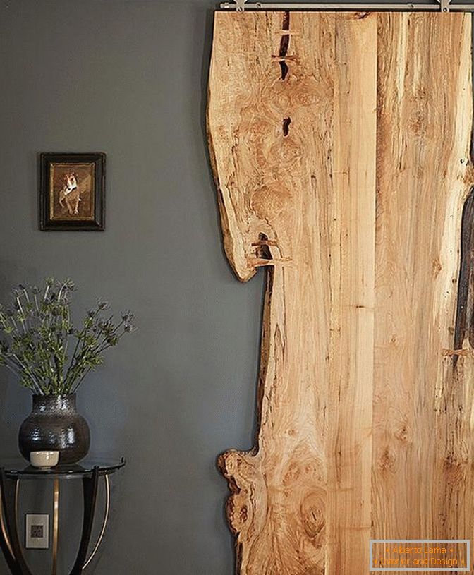 Porte en bois d'un arbre