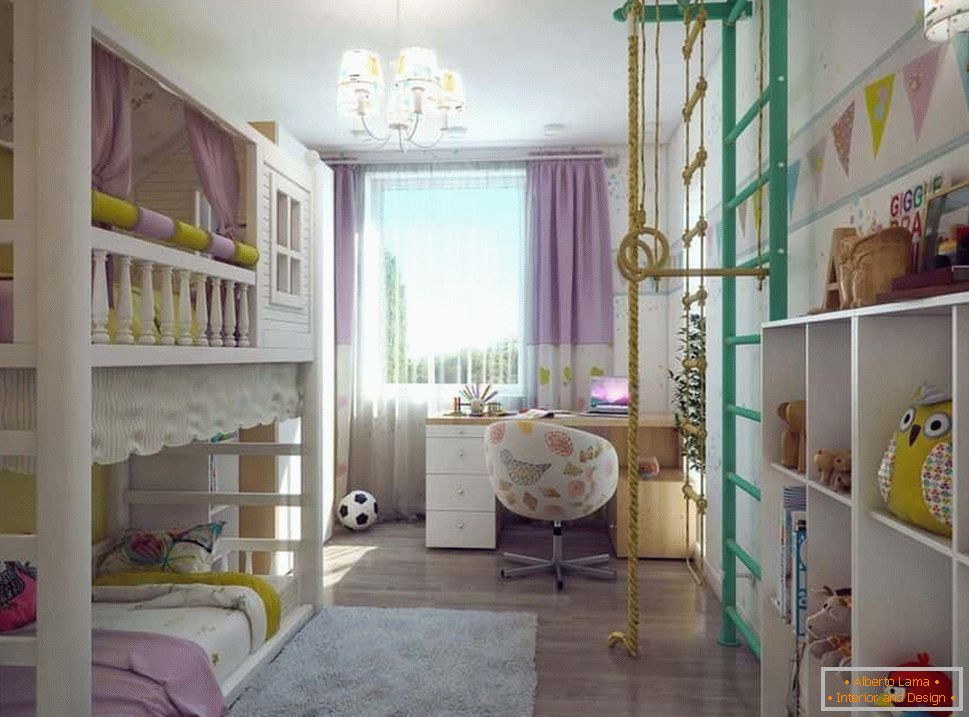 Chambre d'enfant à Khrouchtchev avec deux lits superposés et un mur suédois